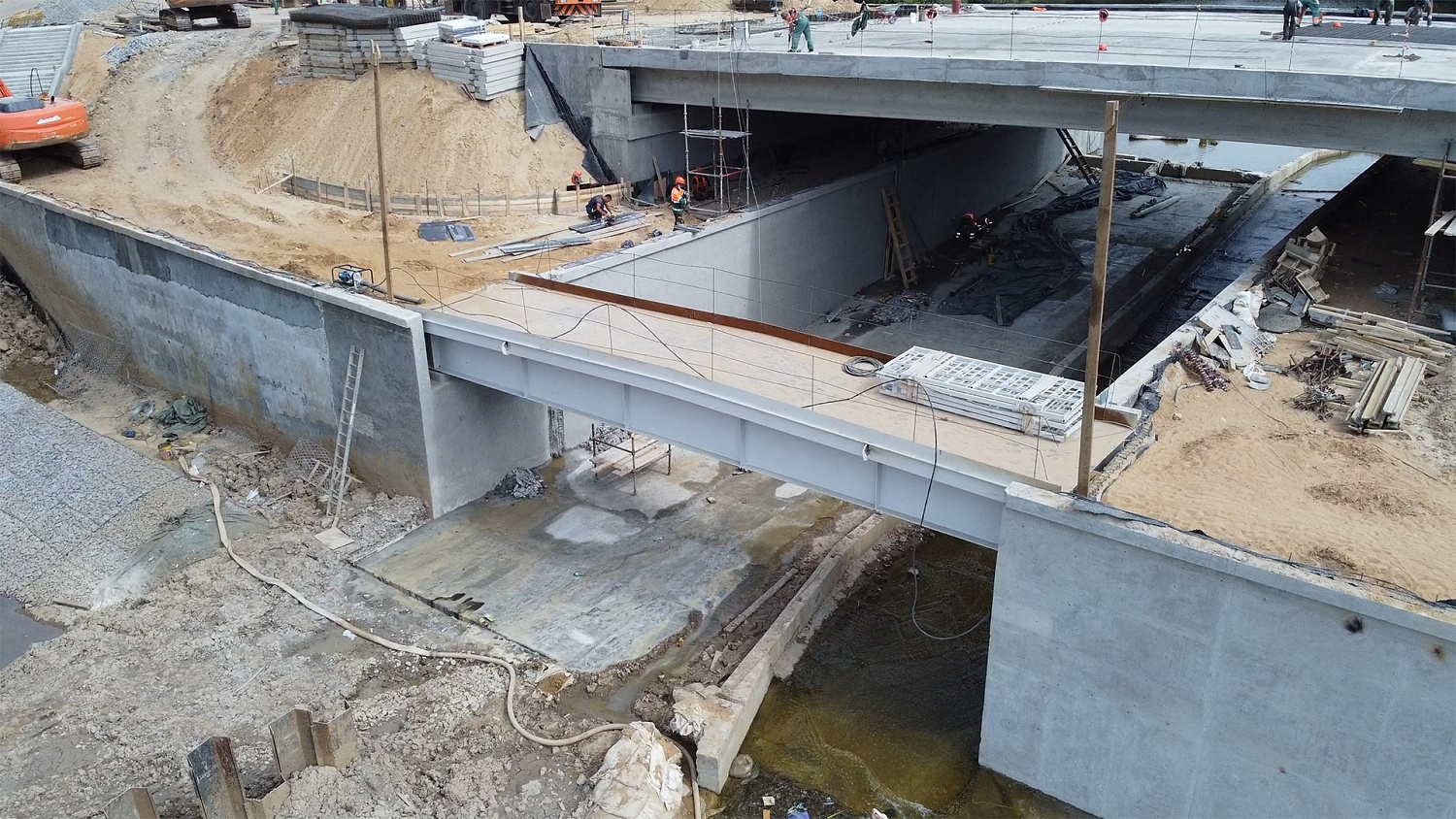 Строители смонтировали пешеходный мост через реку Цыганка в Новой Москве